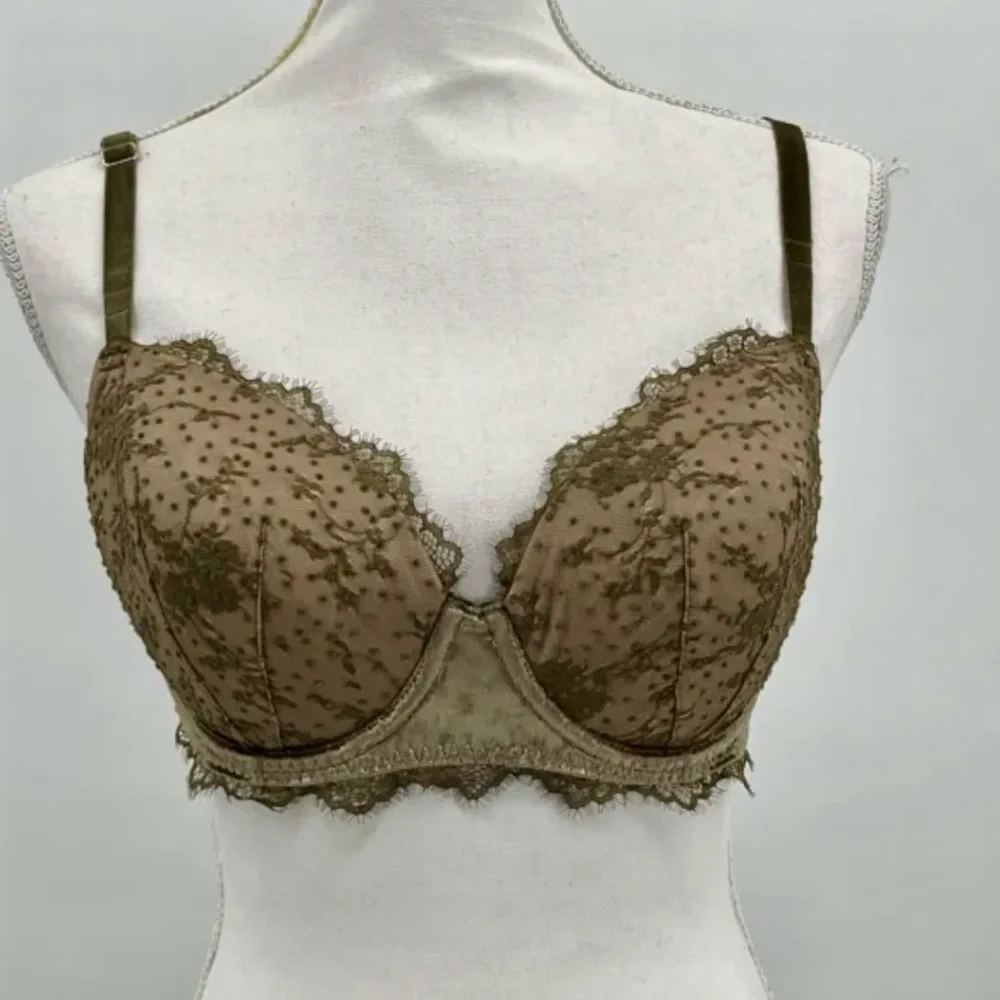 - Victoria’s secret green velvet petal bra. In EUC.